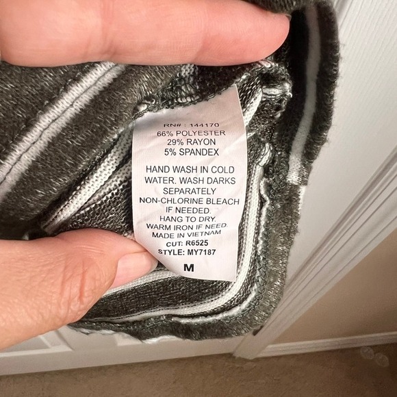 Lavish Striped Olive Green White Knit‎ Top with Drawstring - Size M - Picture 5 of 8